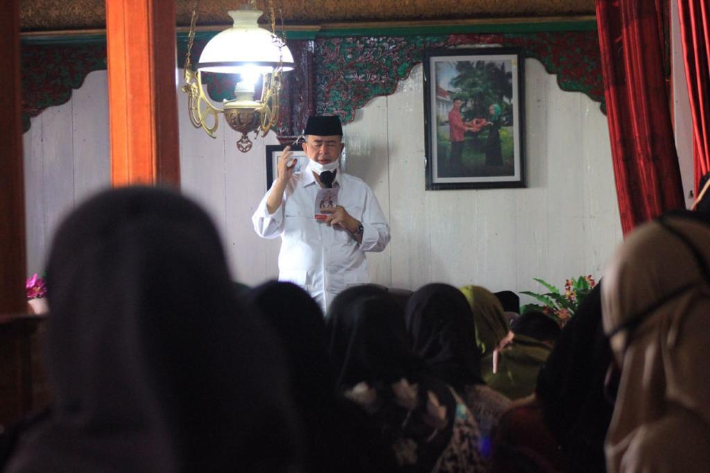 Calon Gubernur Nasrul Abit saat mengunjungi Batipuah Baruah, Sabtu (6/11)